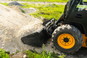 Skid steer with quick attach bucket