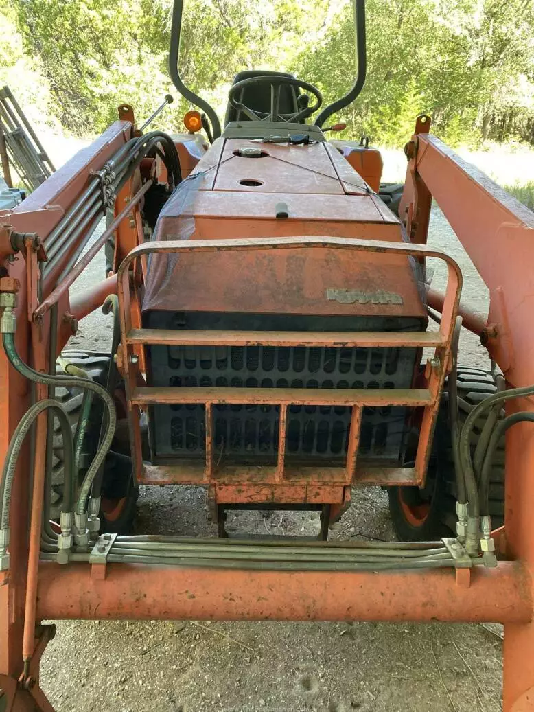 Tractor radiator grille